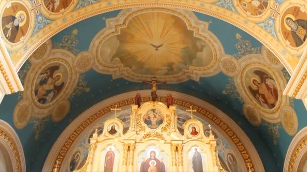 Russisch-orthodoxe Kirche. Innenraum, Ikonen, Kerze, Leben. — Stockvideo