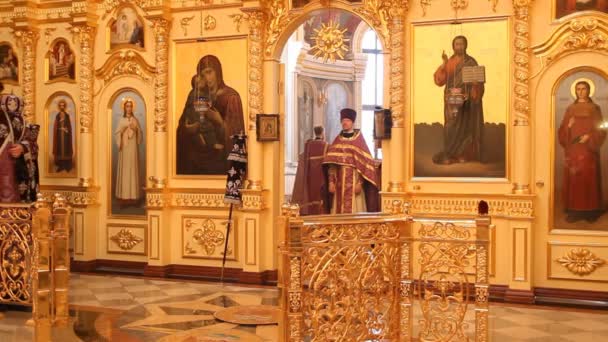 Église orthodoxe russe. L'intérieur, icônes, bougie, vie . — Video