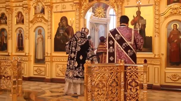 Igreja Ortodoxa Russa. O interior, ícones, vela, vida . — Vídeo de Stock