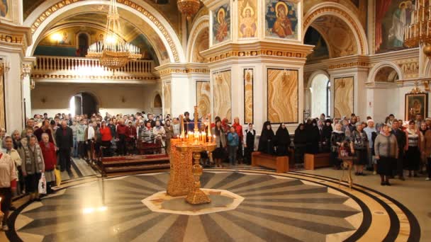 Russisch-orthodoxe kerk. het interieur, pictogrammen, kaars, leven. — Stockvideo