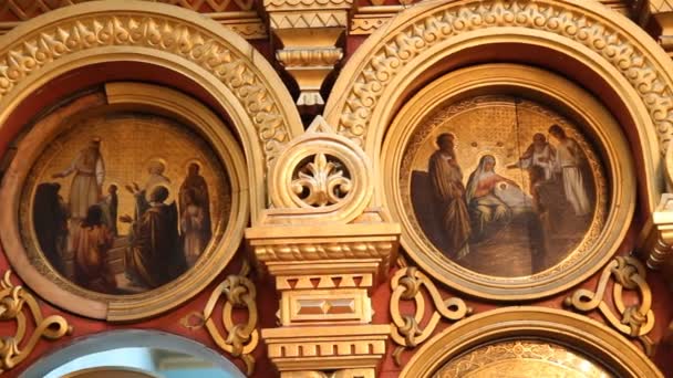 Ruská pravoslavná církev. interiér, ikony, svíčky, život.