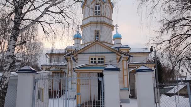 Russisch-orthodoxe kerk. het interieur, pictogrammen, kaars, leven — Stockvideo