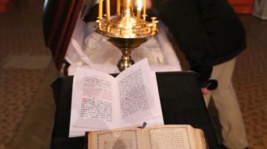 Rus Ortodoks Kilisesi. iç, simgeler, mum, yaşam.