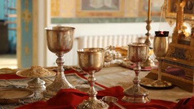 Ufa, Rusya Federasyonu - 12 Nisan: cemaat ve ayini sırasında Paskalya kutlama bir Rus Ortodoks Kilisesi olarak 12 Nisan 2012 tarihinde ufa, Rusya Federasyonu.