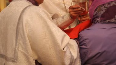 Ufa, Rusya Federasyonu - 12 Nisan: cemaat ve ayini sırasında Paskalya kutlama bir Rus Ortodoks Kilisesi olarak 12 Nisan 2012 tarihinde ufa, Rusya Federasyonu.