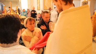 Ufa, Rusya Federasyonu - 12 Nisan: cemaat ve ayini sırasında Paskalya kutlama bir Rus Ortodoks Kilisesi olarak 12 Nisan 2012 tarihinde ufa, Rusya Federasyonu.