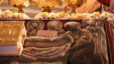 Rus Ortodoks Kilisesi. iç, simgeler, mum, yaşam.