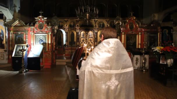 Iglesia ortodoxa rusa. El interior, iconos, velas, la vida . — Vídeos de Stock