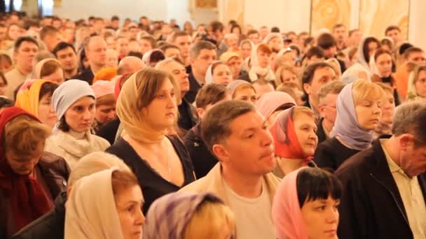 UFA, RÚSSIA - 12 de abril: Congregação e liturgia durante a celebração da Páscoa em uma Igreja Ortodoxa Russa em 12 de abril de 2012 na UFA, Rússia . — Vídeo de Stock