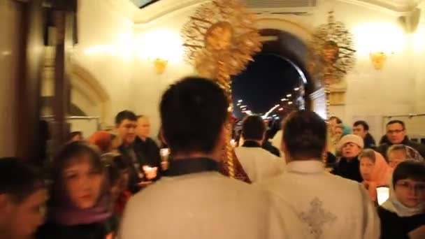 UFA, RUSIA - 12 DE ABRIL: Congregación y liturgia durante la celebración de Pascua en una Iglesia Ortodoxa Rusa el 12 de abril de 2012 en UFA, Rusia . — Vídeo de stock