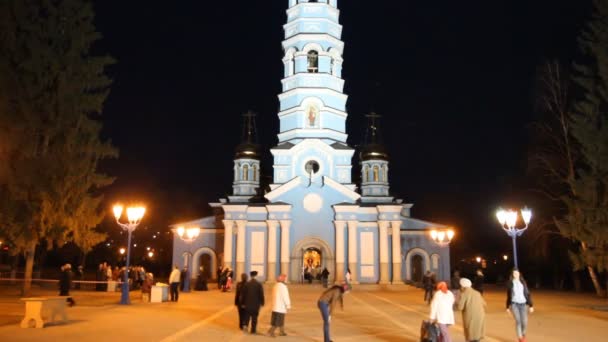 Ufa, russland - 12. April: Gemeinde und Liturgie während der Osterfeier in einer russisch-orthodoxen Kirche am 12. April 2012 in ufa, russland. — Stockvideo