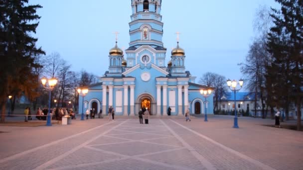 ウファ、ロシア - 4 月 12 日: 会衆とウファ、ロシアで 2012 年 4 月 12 日にロシア正教教会でイースターの祭典の間に典礼. — ストック動画