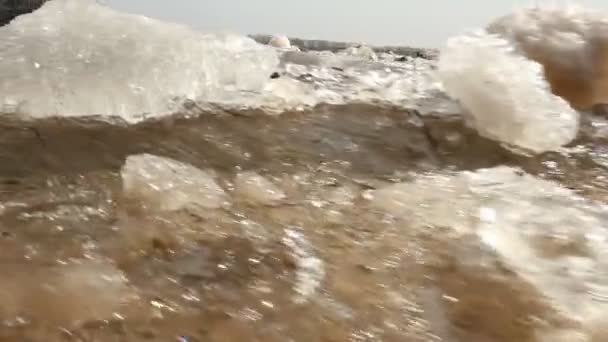 Ijs drift. Rusland, lente, een grote rivier — Stockvideo