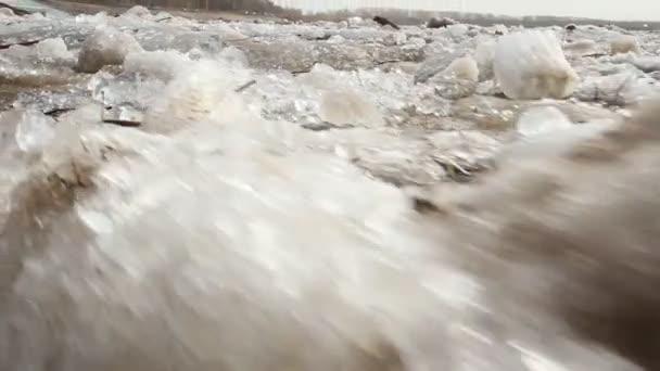 Ijs drift. Rusland, lente, een grote rivier — Stockvideo