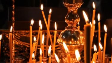 Rus Ortodoks Kilisesi. iç, simgeler, mum, yaşam.