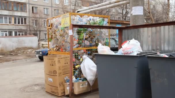 Verontreiniging van het milieu. vuilnis op aard — Stockvideo