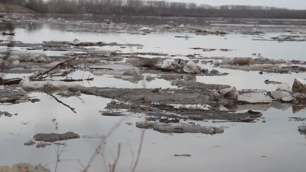 Eisdrift. Russland, Frühling, ein großer Fluss — Stockvideo