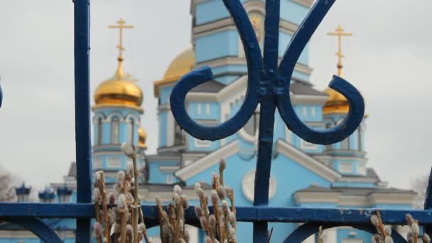 Igreja Ortodoxa Russa. O interior, ícones, vela, vida — Vídeo de Stock