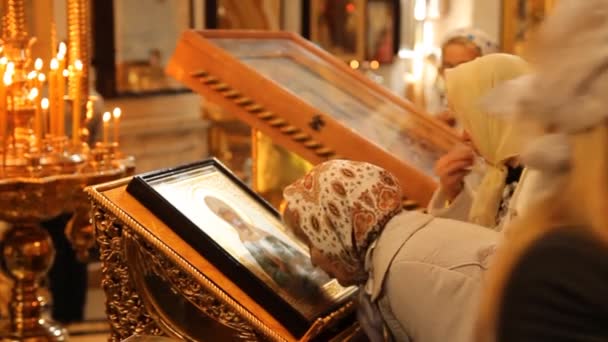 Ufa, Rusia - septiembre de 2012: Encuentro del icono milagroso de la Virgen y las reliquias de Santa Matrona. Iglesia ortodoxa rusa — Vídeos de Stock