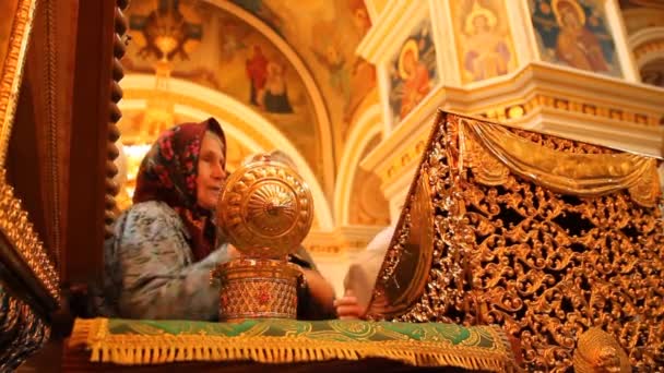 Ufa, Rusia - septiembre de 2012: Encuentro del icono milagroso de la Virgen y las reliquias de Santa Matrona. Iglesia ortodoxa rusa — Vídeo de stock