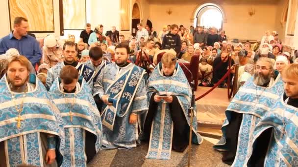 Ufa, Rússia - Setembro de 2012: Encontro do ícone milagroso da Virgem e das relíquias de Santa Matrona. Igreja Ortodoxa russa — Vídeo de Stock