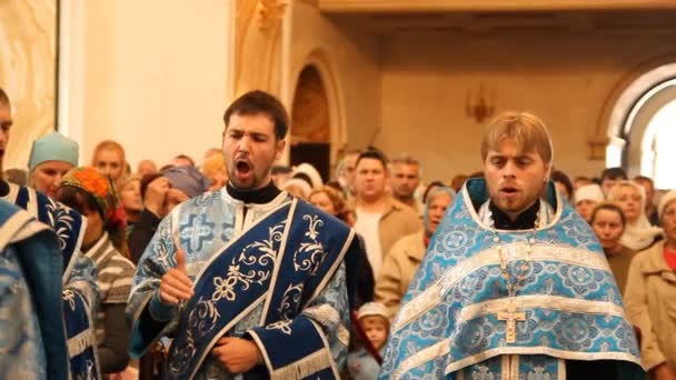 Ufa, Rússia - Setembro de 2012: Encontro do ícone milagroso da Virgem e das relíquias de Santa Matrona. Igreja Ortodoxa russa — Vídeo de Stock