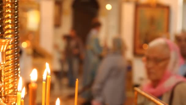 Iglesia ortodoxa rusa. Velas encendidas en un candelero — Vídeos de Stock