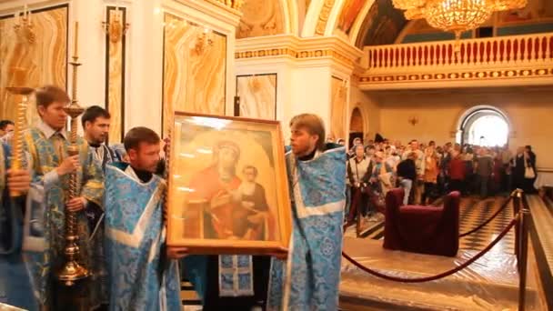 Oufa, Russie - Septembre 2012 : Rencontre de l'icône miraculeuse de la Vierge et des reliques de Sainte-Matrona. Église orthodoxe russe — Video