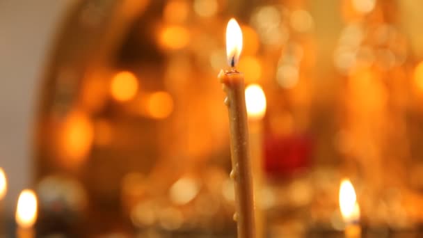 Ruská pravoslavná církev. hořící svíčky na svícen — Stock video