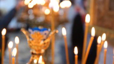 Rus Ortodoks Kilisesi. yanan bir mum mum