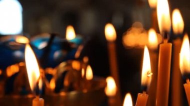 Rus Ortodoks Kilisesi. yanan bir mum mum