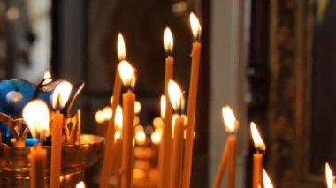 Rus Ortodoks Kilisesi. yanan bir mum mum