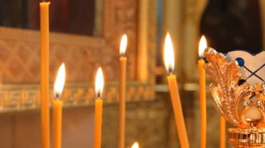 Rus Ortodoks Kilisesi. yanan bir mum mum