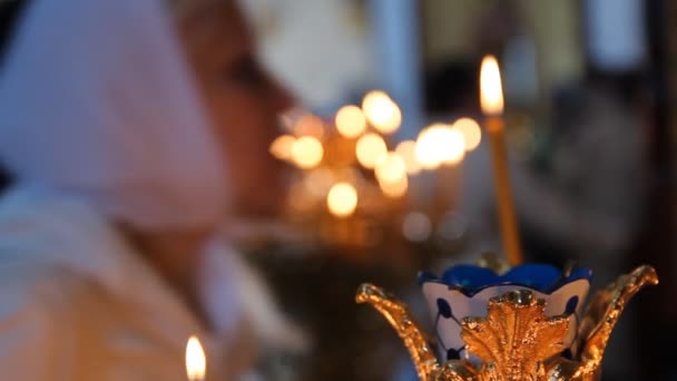 Iglesia ortodoxa rusa. Velas encendidas en un candelero — Vídeo de stock