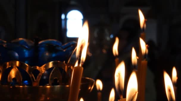 Iglesia ortodoxa rusa. Velas encendidas en un candelero — Vídeos de Stock