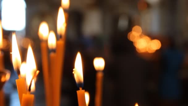 Église orthodoxe russe. Brûler des bougies sur un chandelier — Video