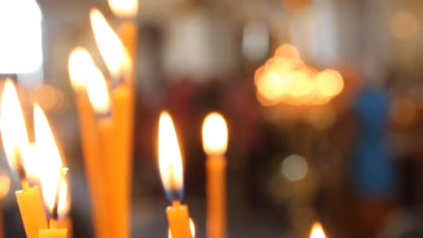 Русская Православная Церковь. Горящие свечи на подсвечнике — стоковое видео