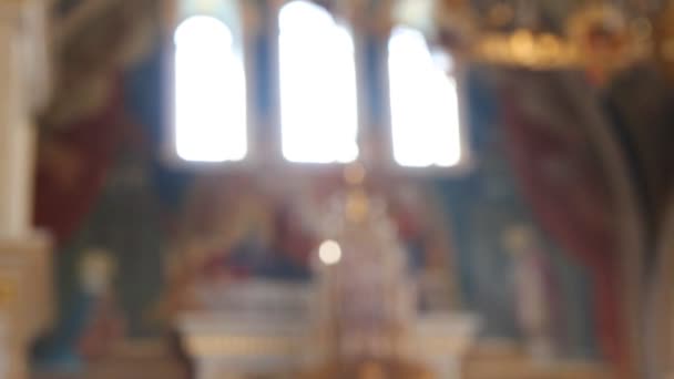 Russisch-orthodoxe kerk. brandende kaarsen op een kandelaar — Stockvideo