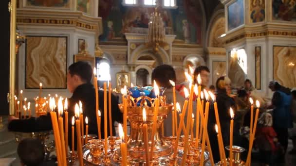 Orosz ortodox templom. A gyertyatartó égő gyertyák — Stock videók