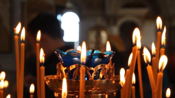 Russisch-orthodoxe Kirche. brennende Kerzen auf einem Kerzenständer — Stockvideo