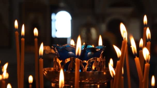 Russisch-orthodoxe Kirche. brennende Kerzen auf einem Kerzenständer — Stockvideo