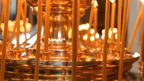 ロシア正教教会。非常に熱い蝋燭は燭台に — ストック動画