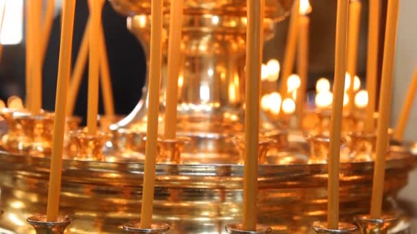 Iglesia ortodoxa rusa. Velas encendidas en un candelero — Vídeos de Stock