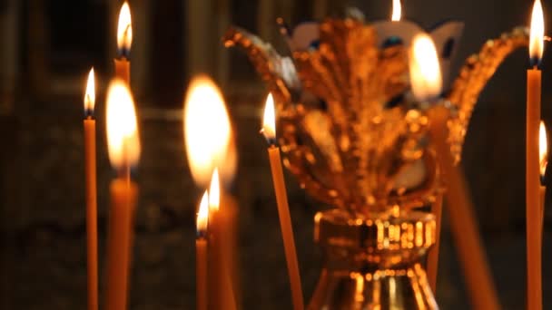 Igreja Ortodoxa Russa. Queimar velas em um castiçal — Vídeo de Stock