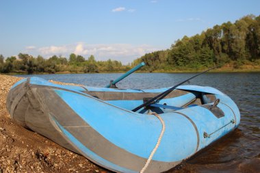 Balık tutma. Gölde tekne kauçuk