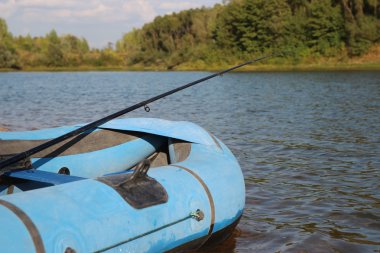 Balık tutma. Gölde tekne kauçuk