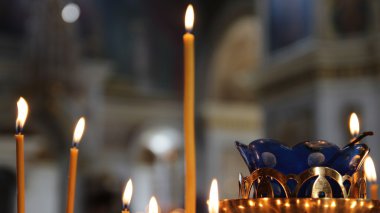 Rus Ortodoks Kilisesi. iç, simgeler, mum, yaşam.