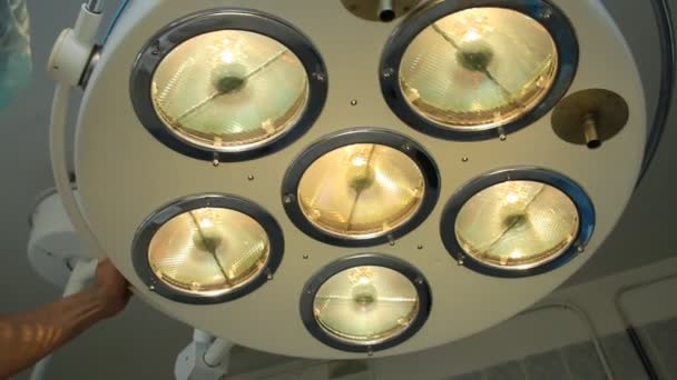 Медицинская лампа в операционной — стоковое видео