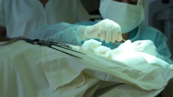 Операція. Хірургічний стіл. імплантація — стокове відео