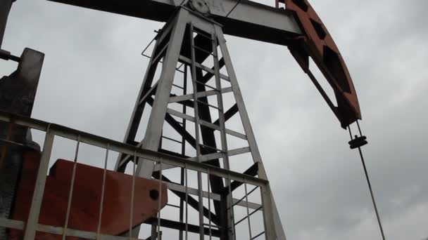 Ölförderung. Ölpumpen — Stockvideo